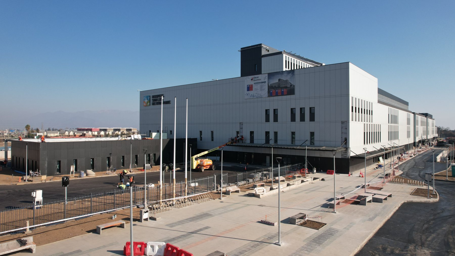 Vista del acceso principal y obras exteriores del Hospital Buin-Paine