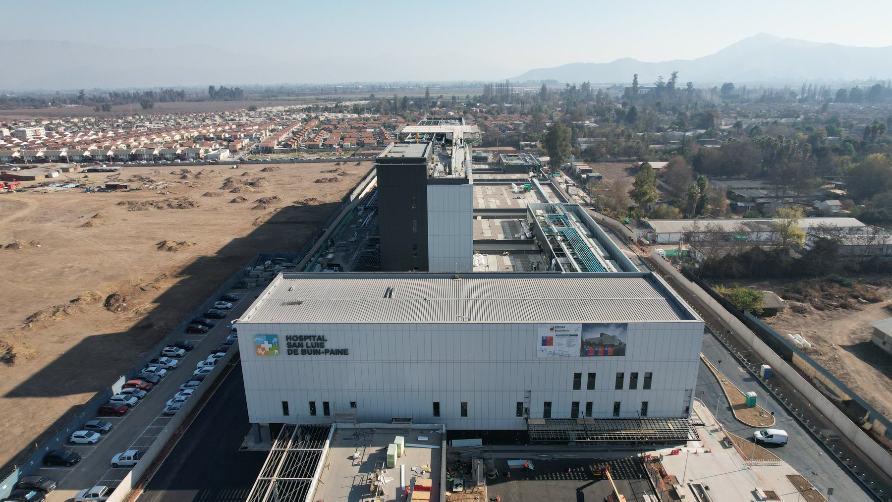 Fachada frontal del Hospital Buin-Paine durante etapa de construcción