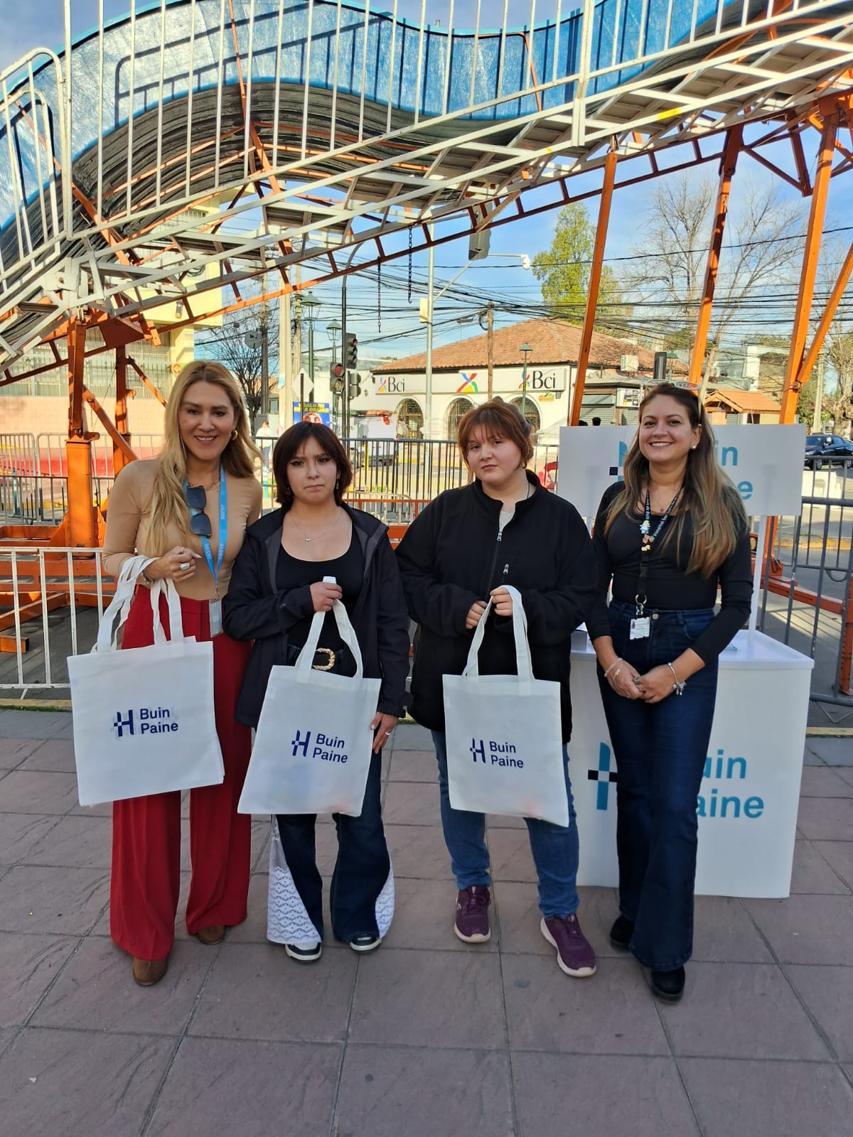 Stand informativo del Hospital Buin Paine en una actividad comunitaria