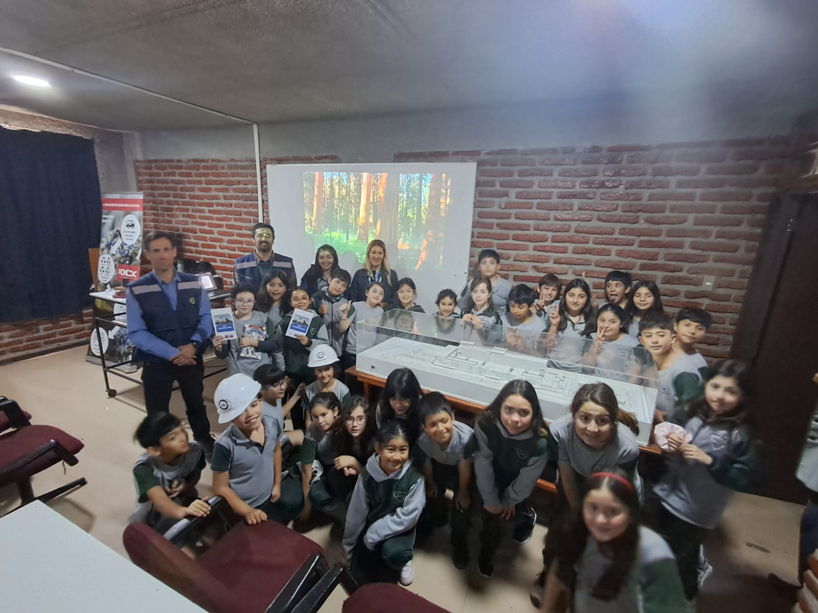 Actividad educativa sobre reciclaje con estudiantes de Buin