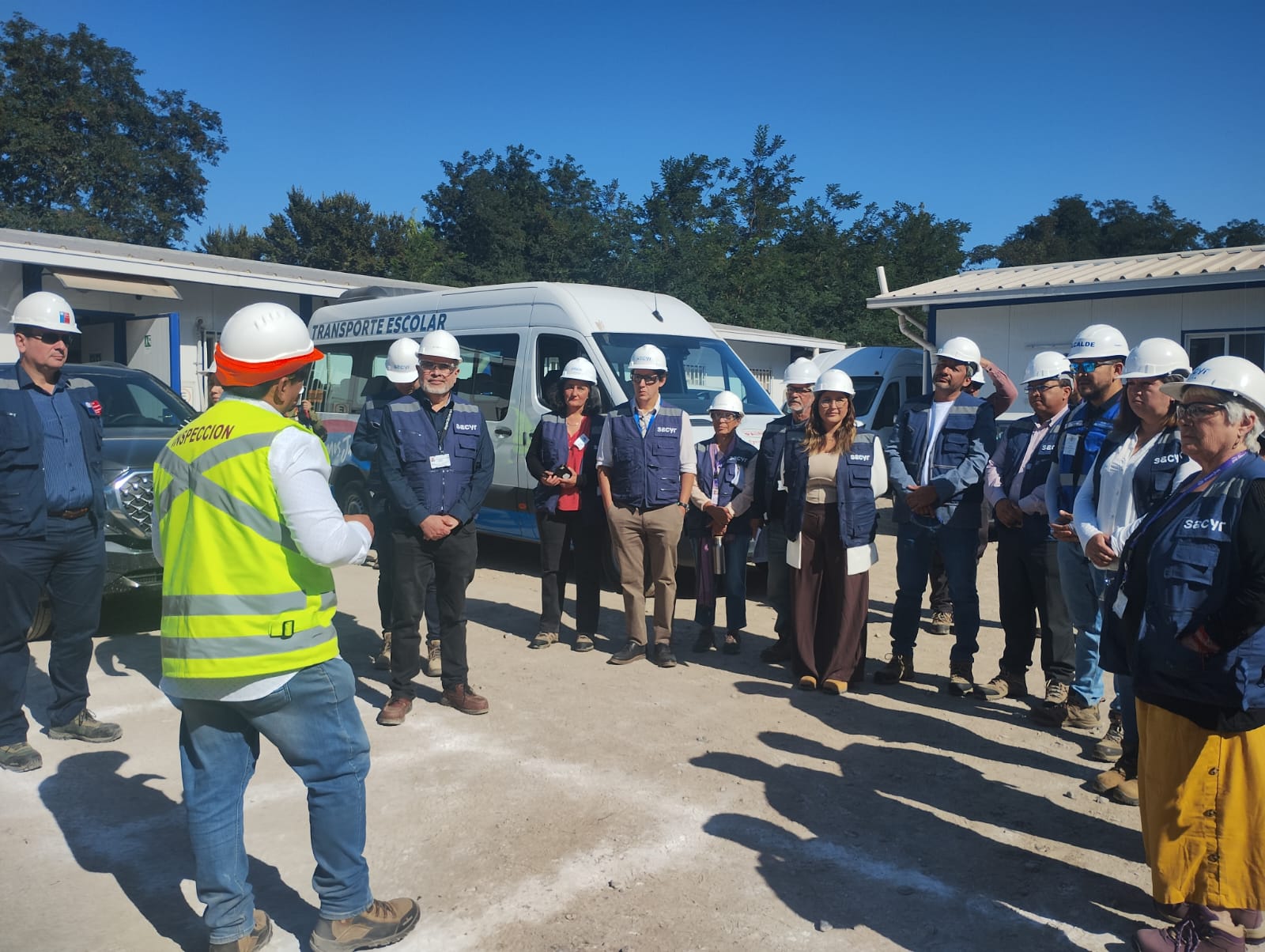 Autoridades y representantes durante una visita a las obras