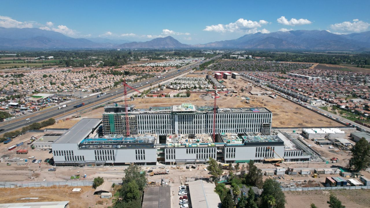 Vista aérea del Hospital Buin Paine durante su construcción